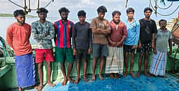 ராமேசுவரம் மீனவா்கள் 9 பேருக்கு 
அக். 16 வரை நீதிமன்றக் காவல்! 
இலங்கை நீதிமன்றம் உத்தரவு
