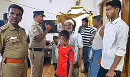 வீட்டில் தனியாக இருந்த சிறுவனுக்கு மயக்க மருந்து தெளித்து நகை, பணம் கொள்ளை