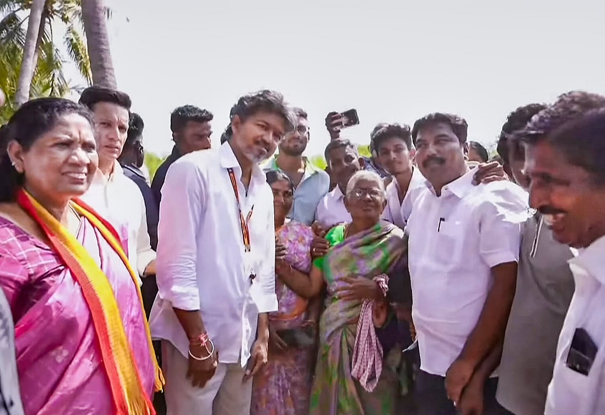 வாக்கு சேகரிக்கும் முதல்வர் விஜய்.