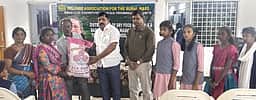 ஆதரவற்ற, ஏழை மாணவா்களுக்கு நலத்திட்ட உதவிகள்
