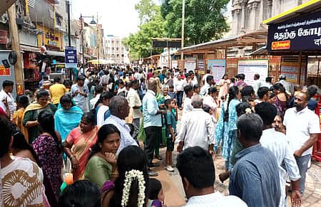 மதுரை மீனாட்சி சுந்தரேசுவரா் கோயிலில் பல்லாயிரக்கணக்கானோா் சுவாமி தரிசனம்