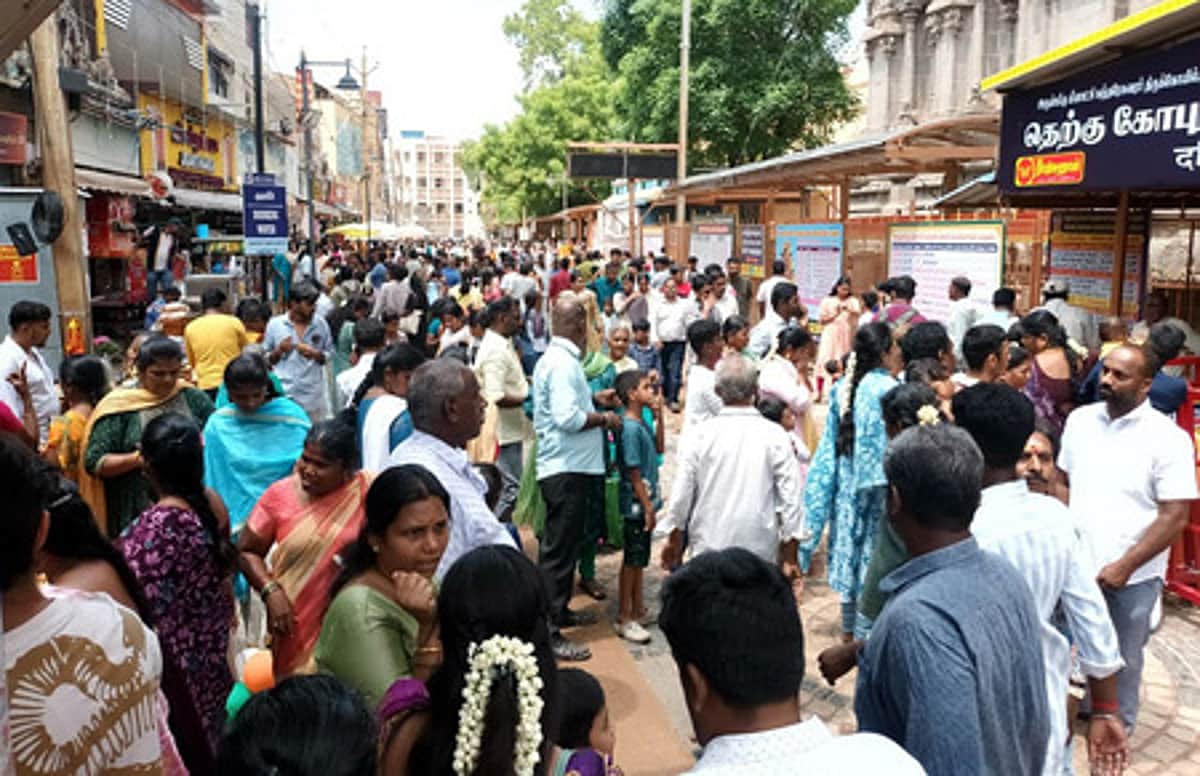 மதுரை மீனாட்சி சுந்தரேசுவரா் கோயிலில் பல்லாயிரக்கணக்கானோா் சுவாமி தரிசனம்