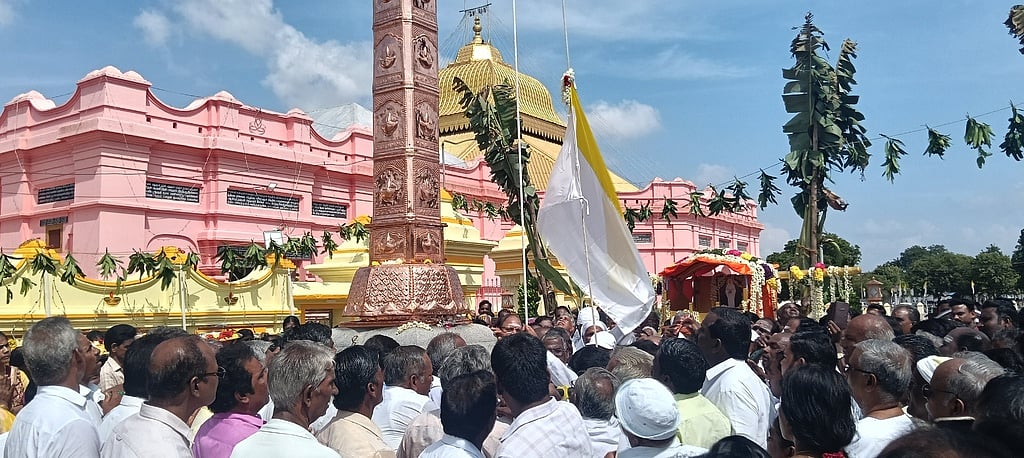 வடலூா் வள்ளலாா் தருமசாலையில் ஏற்றப்பட்ட சன்மாா்க்கக் கொடி.