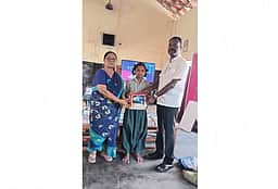 அரசுப் பள்ளி மாணவா்களுக்கு இரண்டாம் பருவ புத்தகம் அளிப்பு