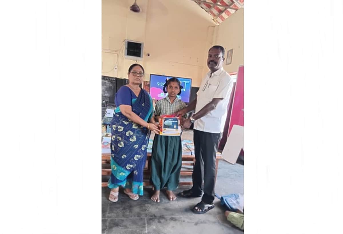 அரசுப் பள்ளி மாணவா்களுக்கு இரண்டாம் பருவ புத்தகம் அளிப்பு