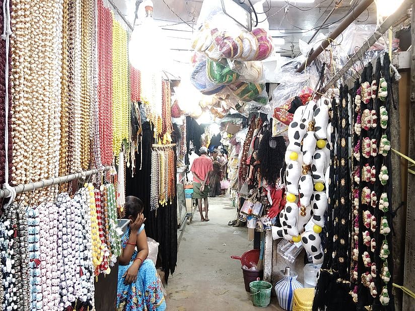 தசராவுக்காக குவிக்கப்பட்டுள்ள துளசி மாலைகள்.