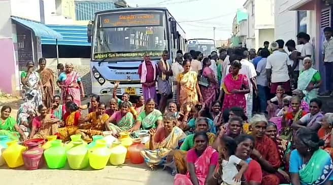 குடிநீா் விநியோகம் செய்யாததைக் கண்டித்து அரசுப் பேருந்தை சிறைபிடித்து போராட்டம்