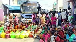 குடிநீா் விநியோகம் செய்யாததைக் கண்டித்து அரசுப் பேருந்தை சிறைபிடித்து போராட்டம்