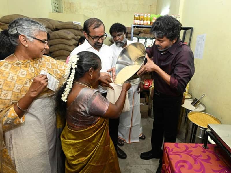 நியாயவிலைக் கடையில் முதல்வர் விஜய்