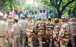 தில்லி போராட்டத்தில் பாதுகாப்புப் படை வீரர் மீது தாக்குதல்!