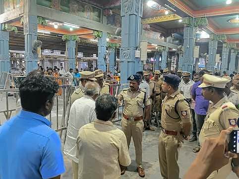 தசரா திருவிழா பாதுகாப்பு ஏற்பாடுகள்: குலசேகரன்பட்டினம் கோயிலில் டிஐஜி ஆய்வு