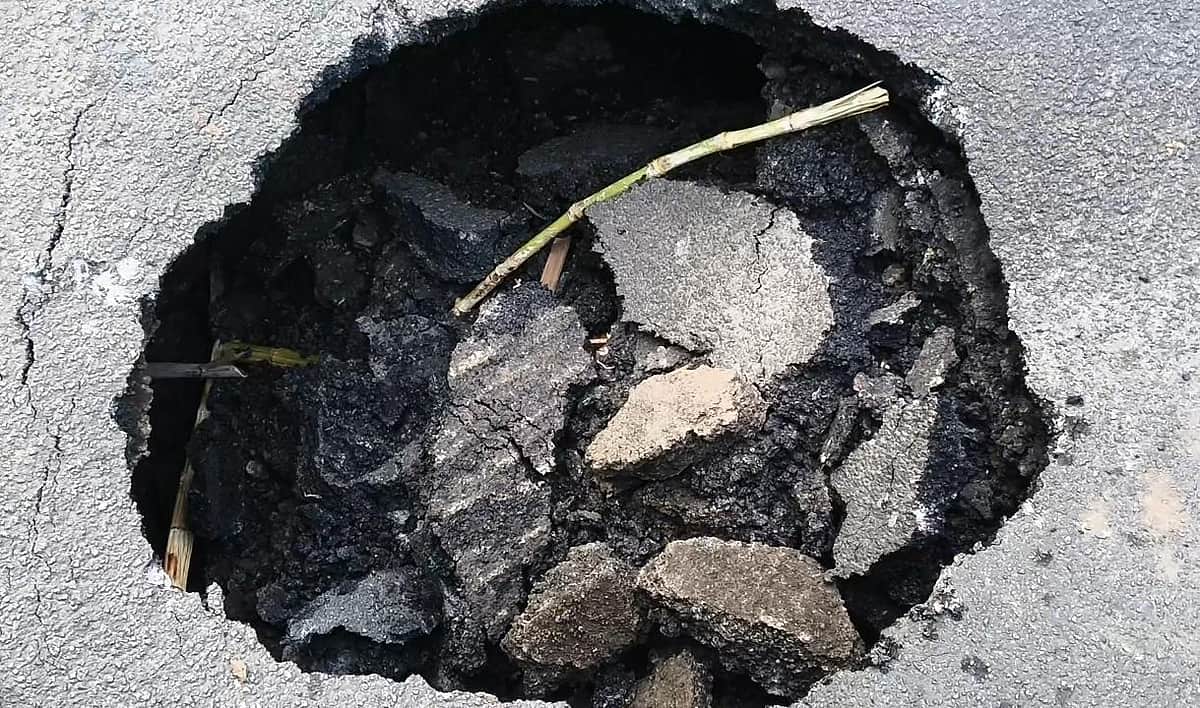 பெரம்பூர் பேப்பர் மில் சாலையில் திடீர் பள்ளம்! வாகன ஓட்டிகள் கடும் அவதி!