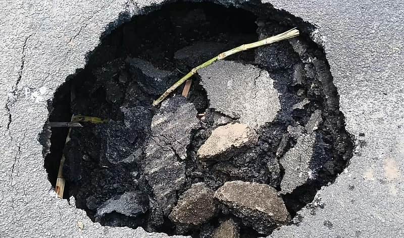 Sudden pothole on Perambur Paper Mill Road! Motorists face severe hardship
