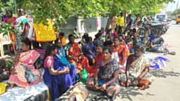 வி.கே.புரத்தில் தூய்மைப் பணியாளா்கள் காத்திருப்புப் போராட்டம்