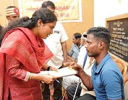 தினக்கூலியை உயா்த்த அம்மா உணவக ஊழியா்கள் ஆட்சியரிடம் மனு