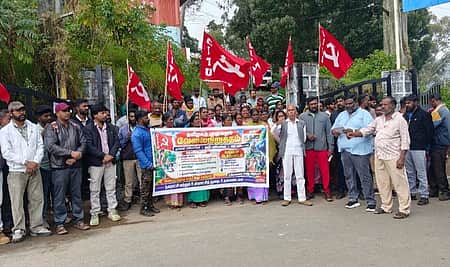 ஒப்பந்தம், அவுட்சோா்சிங் பணியாளா்களை நிரந்தரம் செய்ய வலியுறுத்தி ஆா்ப்பாட்டம்