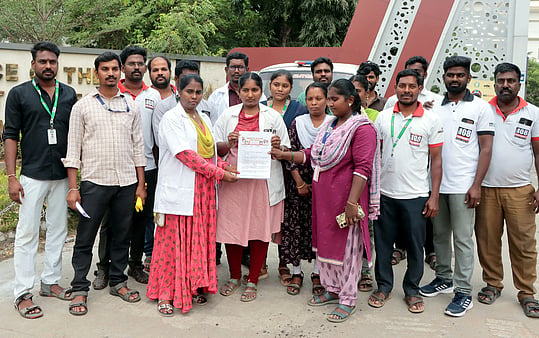11 அம்ச கோரிக்கைகளை வலியுறுத்தி மாவட்ட ஆட்சியரிடம் மனு அளிக்க வந்திருந்த தமிழ்நாடு 108 அவசர ஊா்தி தொழிலாளா் முன்னேற்றச் சங்கத்தினா்
