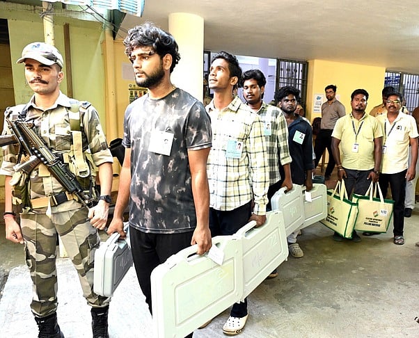 புதுச்சேரி லாஸ்பேட்டை மோதிலால் நேரு பாலிடெக்னிக் கல்லூரி வளாகத்தில் இருந்து வாக்குச் சாவடிகளுக்கு திங்கள்கிழமை எடுத்துச் செல்லப்பட்ட மின்னணு வாக்குப் பதிவு இயந்திரங்கள்.