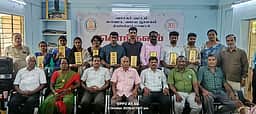 மாவட்ட நூலகத்தில் பயின்று அரசுப் பணிக்கு சென்ற மாணவ மாணவிகளுக்கு நினைவுப் பரிசுகள்