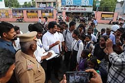 கும்பகோணத்தில் பயணிகளிடம்
குறைகளை கேட்டறிந்தாா் அமைச்சா்