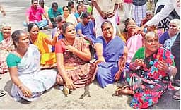 பட்டா கோரி வந்தவா்கள் தீக்குளிக்க முயற்சி! ஆட்சியா் அலுவலகத்தில் பரபரப்பு!