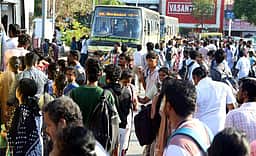 புதுச்சேரி புதிய பேருந்து நிலையத்தில் அலை மோதிய பயணிகள் கூட்டம்