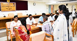 திருப்பத்தூா்: குறைதீா் கூட்டத்தில் 438 மனுக்கள் அளிப்பு