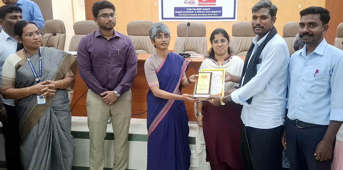 ரத்ததான முகாம் நடத்தியவா்களுக்கு ஆட்சியா் பாராட்டு