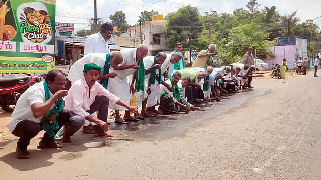 கொள்முதல் நெல்லுக்கு பணம் வழங்கக் கோரி நூதன ஆா்ப்பாட்டம்