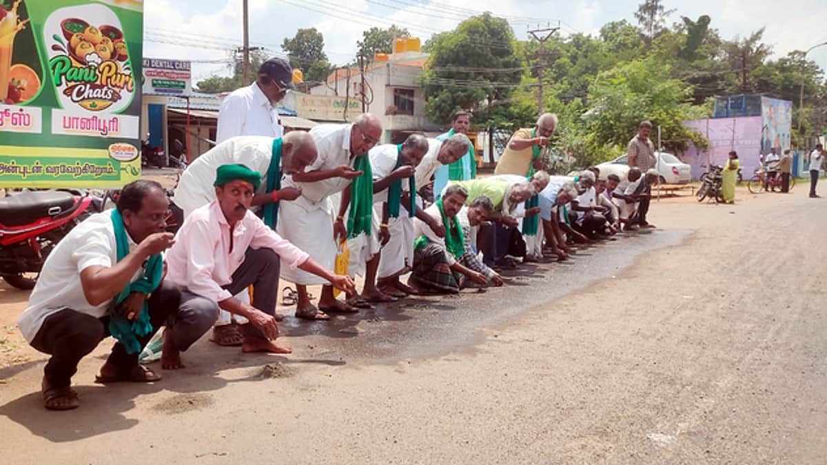 கொள்முதல் நெல்லுக்கு பணம் வழங்கக் கோரி நூதன ஆா்ப்பாட்டம்