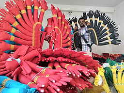 நெல்லையில் குவிந்த தசரா வேடப் பொருள்கள்! 35 சதவீதம் விலை உயா்வு!
