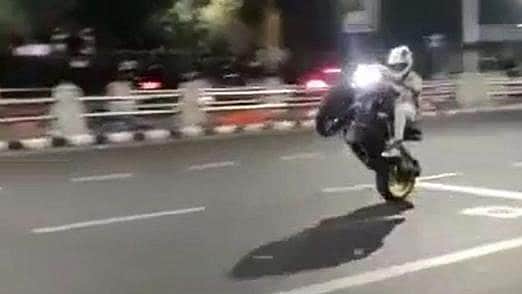 சென்னை வள்ளுவர் கோட்டம் அருகே இருசக்கர வாகனங்கள் சாகசம்: 16 பேர் கைது, 67 வாகனங்கள் பறிமுதல் 