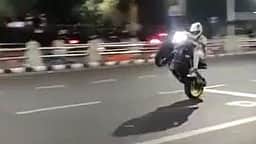 சென்னை வள்ளுவர் கோட்டம் அருகே இருசக்கர வாகனங்கள் சாகசம்: 16 பேர் கைது, 67 வாகனங்கள் பறிமுதல் 