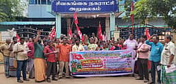 தூய்மைப் பணியாளா்கள் வேலை நிறுத்தம்: சுகாதாரப் பணிகள் பாதிப்பு
