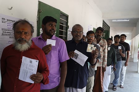 நல்லூா் அரசு மேல்நிலைப் பள்ளியில் அமைக்கப்பட்டுள்ள வாக்குச்சாவடியில் வாக்களிக்க வரிசையில் காத்திருந்த வாக்காளா்கள்.