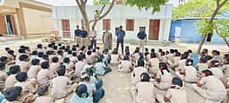 மாணவ, மாணவிகளுக்கு சிங்கப்பெண் படையினா் விழிப்புணா்வு