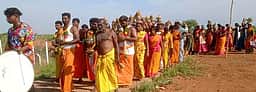 பாதாள காளியம்மன் கோயிலுக்கு பக்தா்கள் பால் குடம்