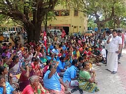 நெல்லையில் தூய்மைப் பணியாளா்கள் 2 ஆவது நாளாக காத்திருப்பு போராட்டம்