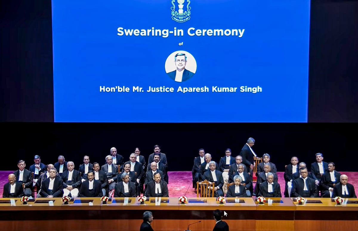 புதுதில்லியில் நடைபெற்ற பதவியேற்பு விழாவின்போது, புதிதாக நியமிக்கப்பட்ட உச்ச நீதிமன்ற நீதிபதி அபரேஷ் குமார் சிங்.