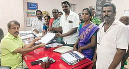 வெள்ளித்திருப்பூா் அருகே ஆக்கிரமிப்புகளை அகற்றி சாலை அமைக்க கோரிக்கை