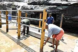 குற்றாலம் பேரருவியில் பராமரிப்புப் பணிகள்: சுற்றுலாப் பயணிகள் குளிக்க தடை