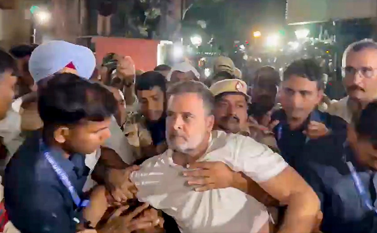 தலைமைத் தேர்தல் ஆணையருக்கு எதிராகப் போராட்டத்தில் ஈடுபட்டிருந்த மக்களவை எதிர்க்கட்சித் தலைவரும் எம்.பி.யுமான ராகுல் காந்தியை கைது செய்த காவல் துறையினர்.