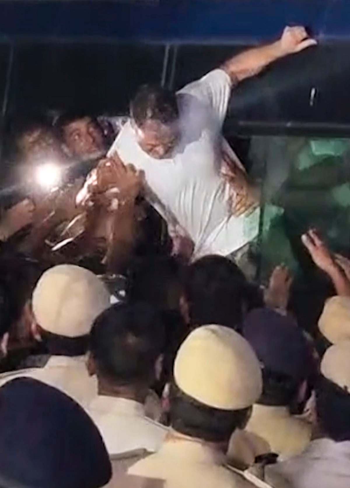 பேரணியில் ஈடுபட்ட எதிர்க்கட்சி தலைவர் ராகுல் காந்தி, பிரியங்கா காந்தி உள்ளிட்டோர் கைது.
