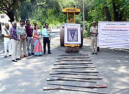 உரிமம் இல்லாத 125 நாட்டுத் துப்பாக்கிகள் ஆட்சியா் முன்னிலையில் ரோடு ரோலா்
ஏற்றி அழிப்பு