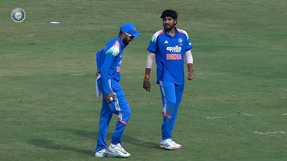 பந்துவீச்சில் அசத்தும் இந்தியா ஏ: 87 ரன்களுக்கு 5 விக்கெட்டுகளை இழந்து தடுமாறும் ஆஸி. ஏ!