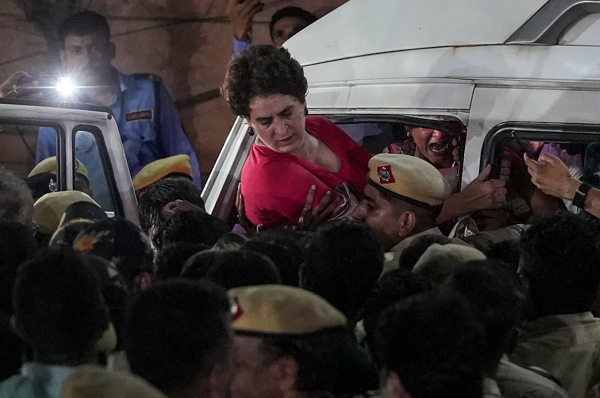 பேரணியில் ஈடுபட்ட பிரியங்கா காந்தியை கைது செய்த காவல்துறையினர்.