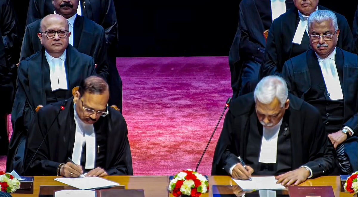 புதுதில்லியில் நடைபெற்ற பதவியேற்பு விழாவின்போது, புதிதாக நியமிக்கப்பட்ட உச்ச நீதிமன்ற நீதிபதி தேவேந்திர குமார் உபாத்யாயாவுடன் இணைந்து ஆவணங்களில் கையெழுத்திடும் இந்தியத் தலைமை நீதிபதி சூர்யா காந்த்.
