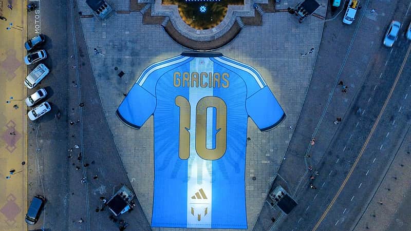 This aerial view shows a giant shirt marking Lionel Messi's farewell from the Argentina national football team displayed at the National Flag Memorial in Rosario, Argentina, on the eve of the international friendly football match between Argentina and Benin. (Photo by Marcelo MANERA / AFP)