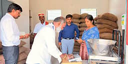 நியாய விலைக்கடையில் பொருள்கள் விநியோகப் பணி:
ஆட்சியா் ஆய்வு