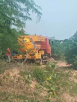 குடியிருப்புப் பகுதியிலுள்ள கழிவுநீா் கால்வாயில் கொட்டப்படும் மனிதக் கழிவுகள்